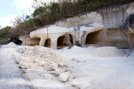 传统的石灰石挖掘隧道