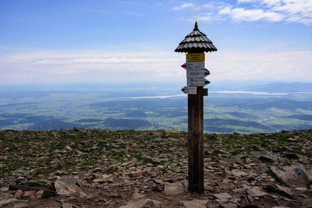 路路标在 Tatra 山。Babia 戈拉, 1725m, 波兰