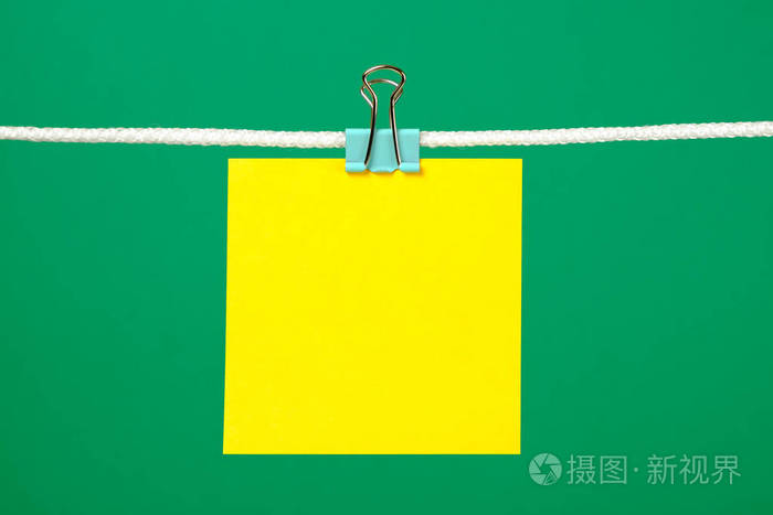 在字符串上空白的黄色纸页