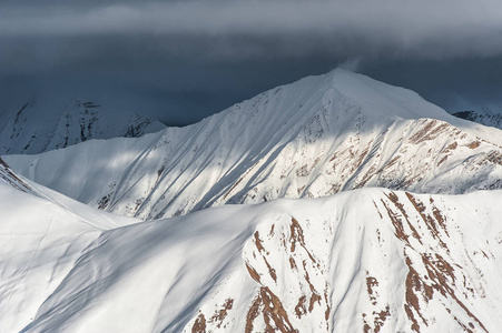 下雪的冬天山区太阳的一天。格鲁吉亚从滑雪场 Gudauri