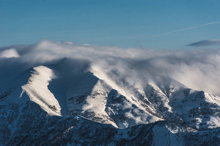 下雪的冬天山区太阳的一天。格鲁吉亚从滑雪场 Gudauri