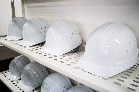 工厂工业白色安全头盔存储