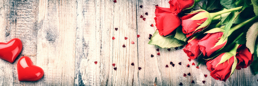 束红玫瑰装饰的心