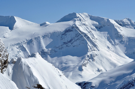 雪覆盖在阿尔卑斯山的山坡