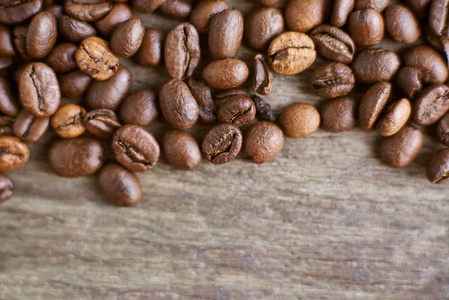 烤棕色咖啡豆在质朴的木质背景下
