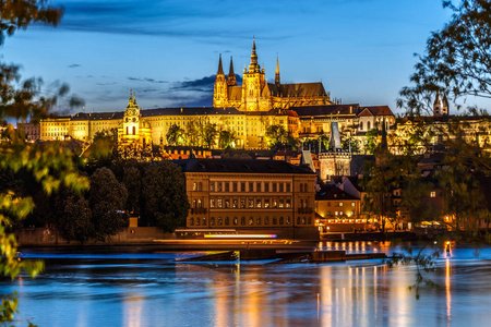 在夜晚的灯光，布拉格圣维特大教堂和伏尔塔瓦河河