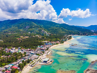 美丽的热带海滩和海的鸟瞰与棕榈树和其他树木在苏梅岛岛旅游和度假