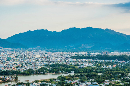 芽庄市的白天全景