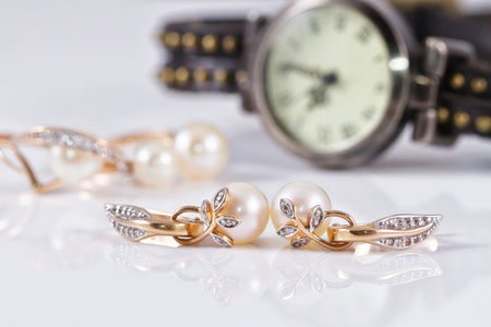 黄金首饰与珍珠和优雅女性手表