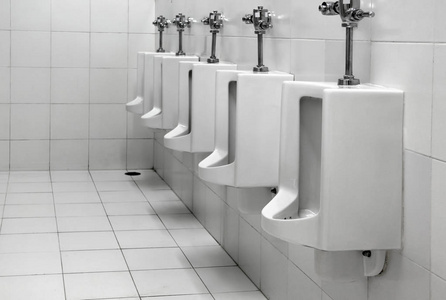 在男浴室厕所行白色小便池