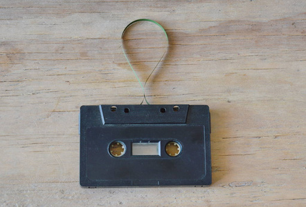 在木板上的音频盒式磁带录音机图片