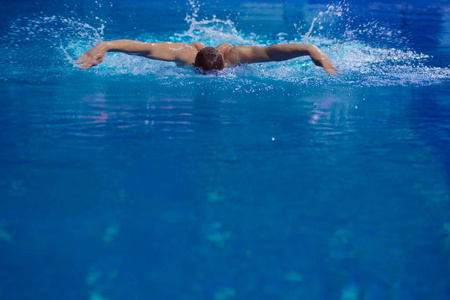 泳池里的男选手水下照片男游泳运动员