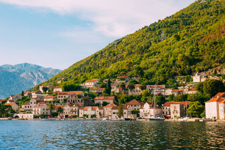 钓鱼 Perast 镇旧海岸的科托尔湾