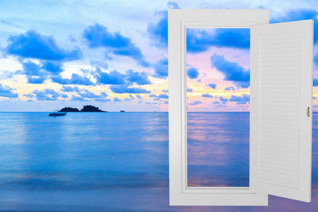 白色窗口开放框架与日落海滩, 横向风景想法概念背景