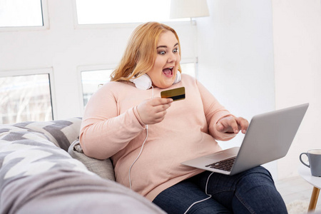 持有信贷的肥胖妇女旺盛图片