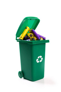 有害废物的回收绿色垃圾箱满电池