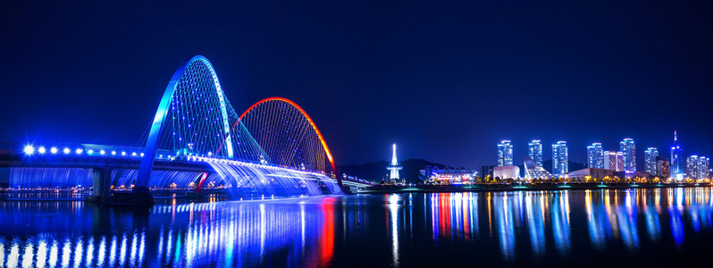 在世博会桥在韩国彩虹喷泉表演