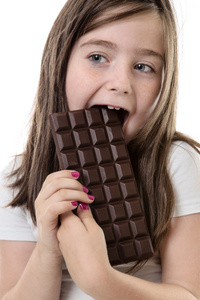 小女孩吃巧克力
