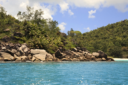 普拉兰岛在印度洋上的美丽巨大的花岗岩巨石