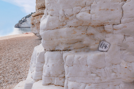 在海滩上的石头与标志特写视图
