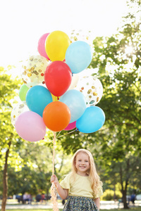 可爱的小女孩与五颜六色的气球户外阳光明媚的一天