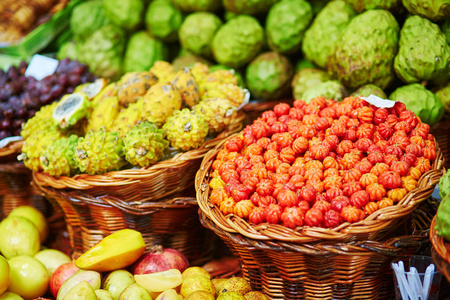 传统农贸市场上的许多新鲜成熟的异国水果 Lavradores, 丰沙尔, 马德拉岛, 葡萄牙