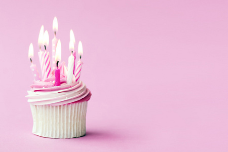 用粉红色的蜡烛的生日蛋糕