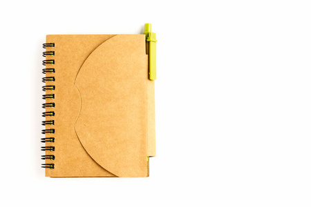 一个棕色的笔记本和一支钢笔