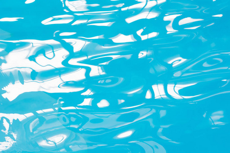 蓝色水池水与太阳反射。抽象的模糊模式。背景