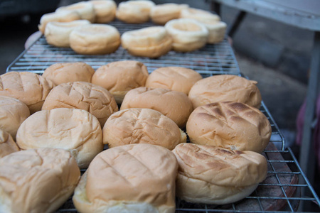 烤架上烤面包