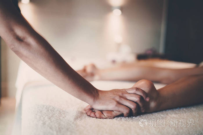 男按摩师按摩按摩师在度假村的治疗处理