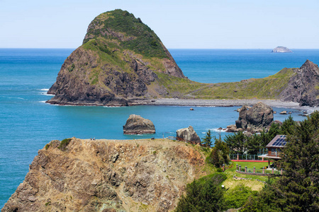 俄勒冈州海岸悬崖上的建筑物。沿海景观，海洋风景