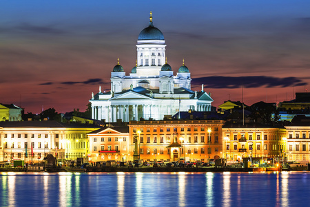 在赫尔辛基，芬兰老镇的夜景观