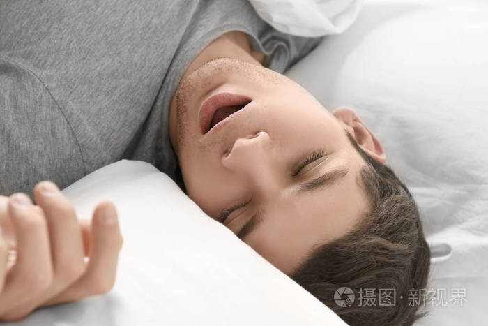 睡在床上的男人照片-正版商用图片0pbnuo-摄图新视界