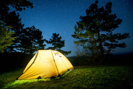 发光的下一个繁星满天的夜晚山地森林野营帐篷
