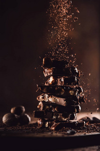 肉豆蔻和碎巧克力落在木桌上的巧克力片上的特写视图