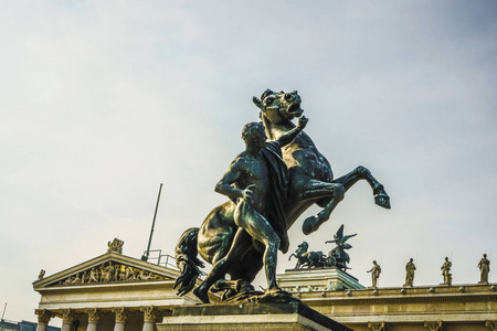 驯马雕塑在奥地利议会前, 维也纳, 奥地利。