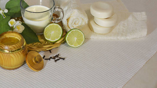 沐浴日成分的水疗处理肥皂与牛奶, 蜂蜜, 柑橘和丁香, 平方米
