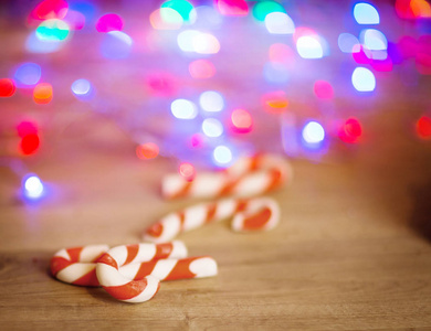 圣诞饼干与糖果在木质背景的节日装饰