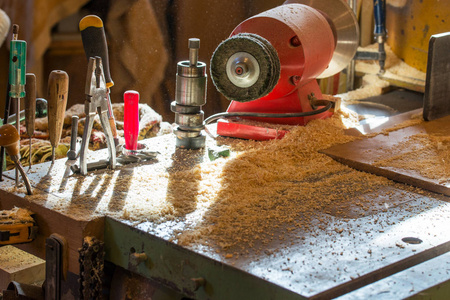 木匠工具与木屑木制的桌子上