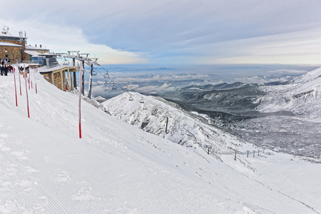 在 Kasprowy Wierch 峰值在扎科帕内冬季升降椅