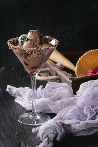 巧克力冰淇淋与覆盆子