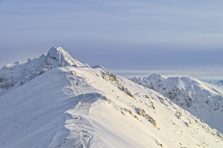 在冬天 Kasprowy Wierch 的在 Tatra 坐骑扎科帕内天气晴朗