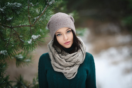 美丽的年轻女子，在冬季户外