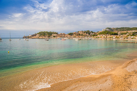 西班牙 Soller 的马略卡岛港。美丽的海滩和海湾与小船在清楚的蓝色水夏天天