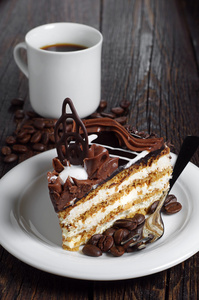 一块巧克力蛋糕和咖啡