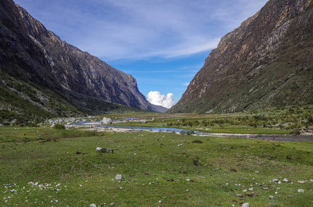 山谷和河流。Huascaran 国家公园，山脉布兰卡圣塔克鲁兹电路徒步旅行。秘鲁