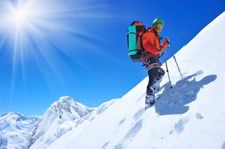 雪山的徒步旅行者