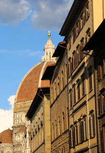 佛罗伦萨大教堂在托斯卡纳地区在意大利和巨大圆顶设计的建筑师布鲁内莱斯基与大金球在顶部和更多的古宫殿