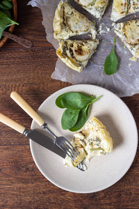 自制美味的西葫芦蛋饼, 鸡蛋, 牛奶和奶酪, 圆形在木板上成型。质朴的风格。传统法式乳蛋饼派
